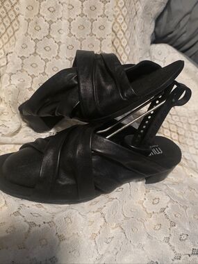 Munro Black Twisted Band Slip-On Mules Soft Lamb Leather!